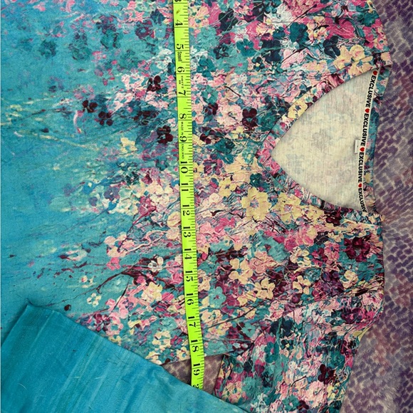 Women's Floral V neck Long Sleeve Tee - Picture 4 of 7